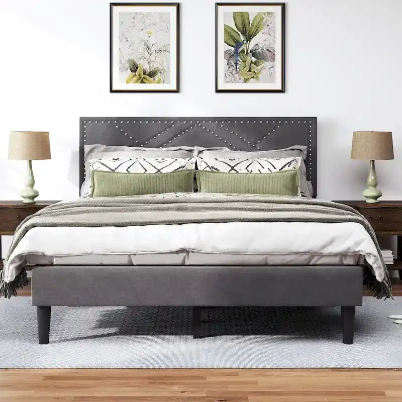 Lit plateforme avec tête de lit capitonnée de rangement et rangement sous le lit