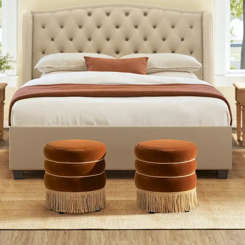 Pouf rond tapissé avec franges en fil doré