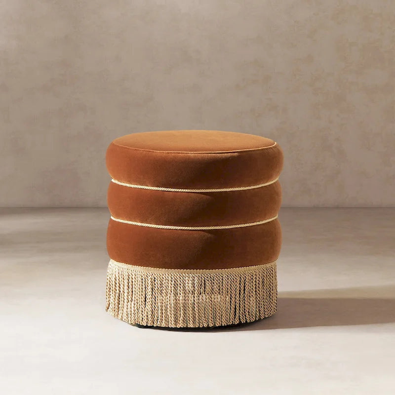 Pouf rond tapissé avec franges en fil doré