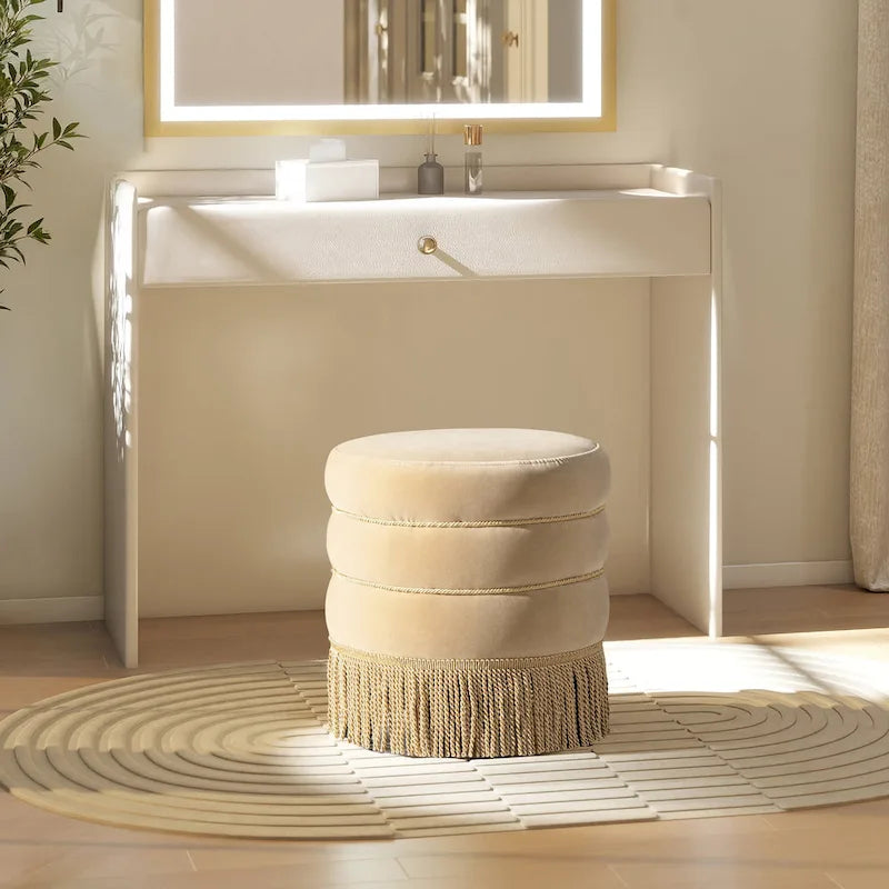 Pouf rond tapissé avec franges en fil doré